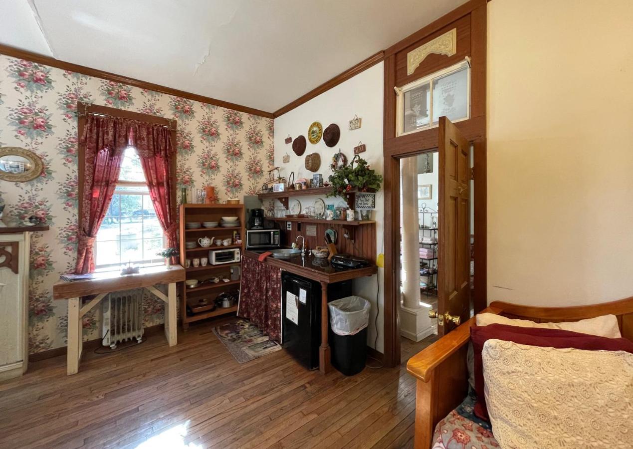 The Victorian Cottage At Creekside Camp & Cabins Marble Falls Bagian luar foto