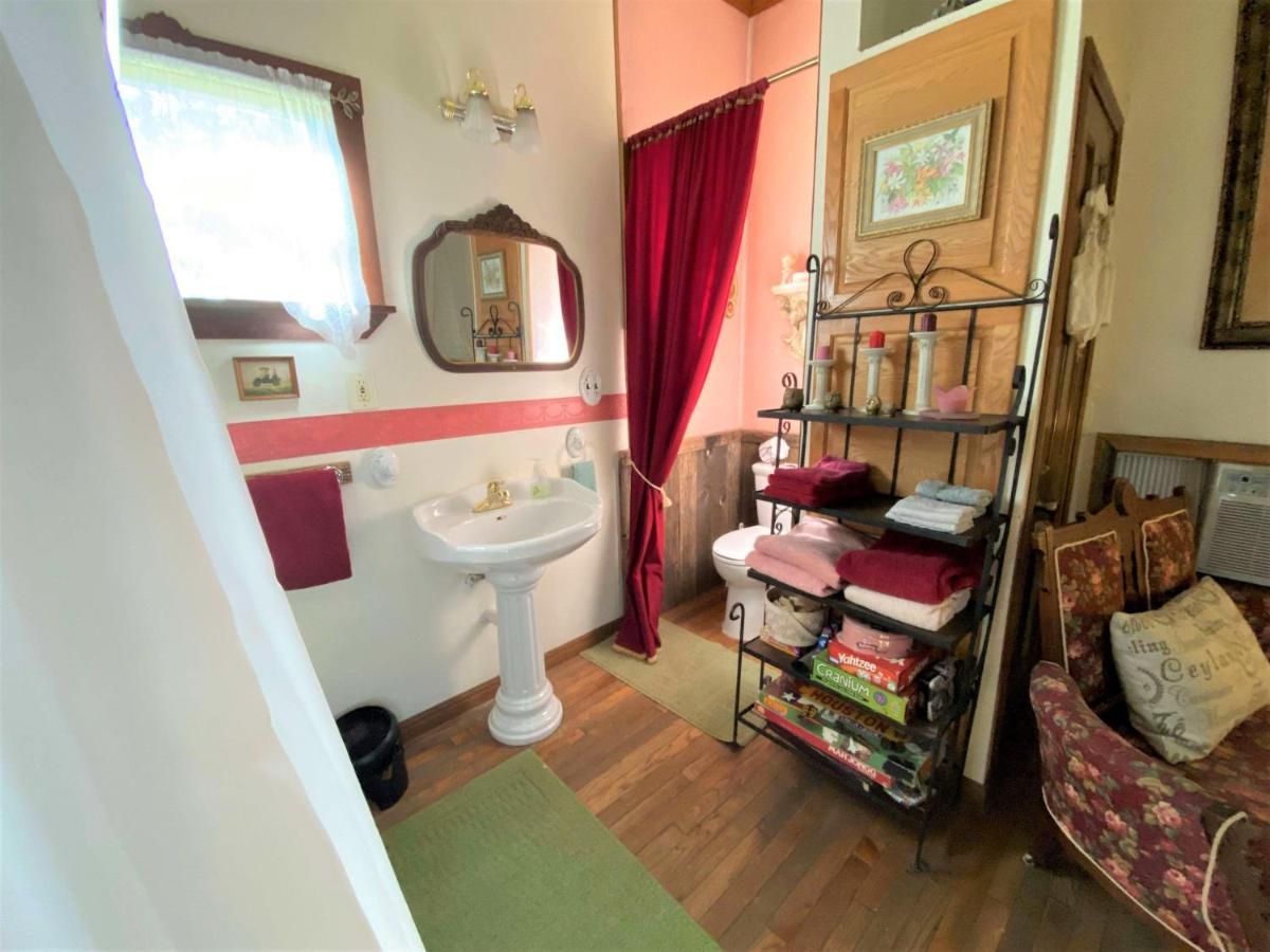 The Victorian Cottage At Creekside Camp & Cabins Marble Falls Bagian luar foto