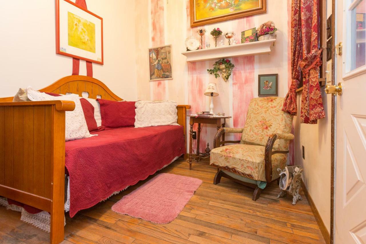 The Victorian Cottage At Creekside Camp & Cabins Marble Falls Bagian luar foto