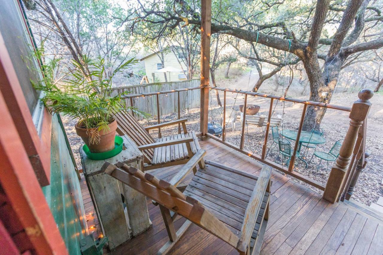 The Victorian Cottage At Creekside Camp & Cabins Marble Falls Bagian luar foto